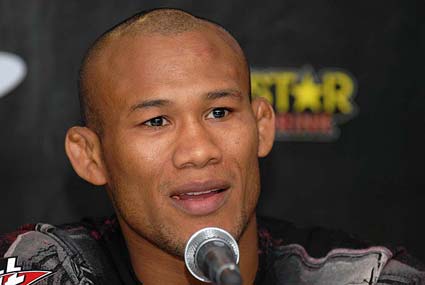 Strikeforce Middleweight champion Jacare Souza submits Robbie Lawler